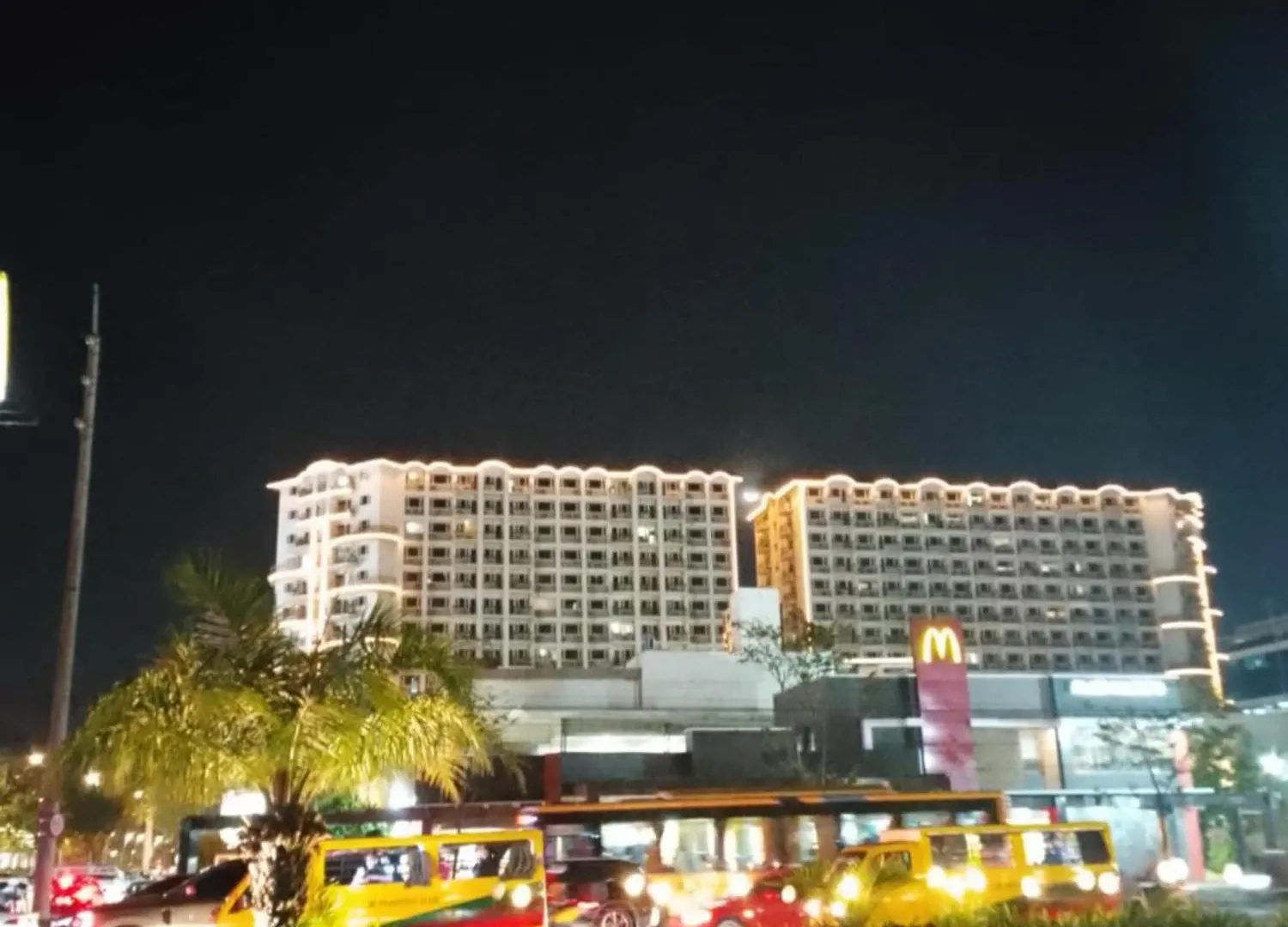 Staycation Infront Of Dfa, Parqual , Ayala Mall, Moa, City Of Dreams, Conrad, Solaire, Okada , & Naia Manila Apartment